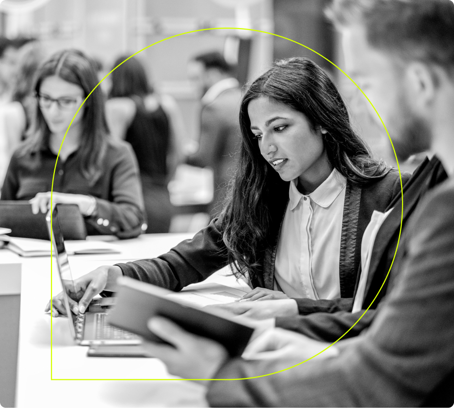 長い机で話し合う同僚たち